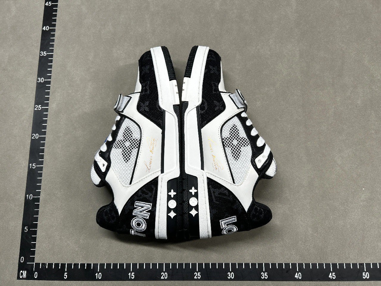 Louis Vuitton B22 Sneakers [37 styles]