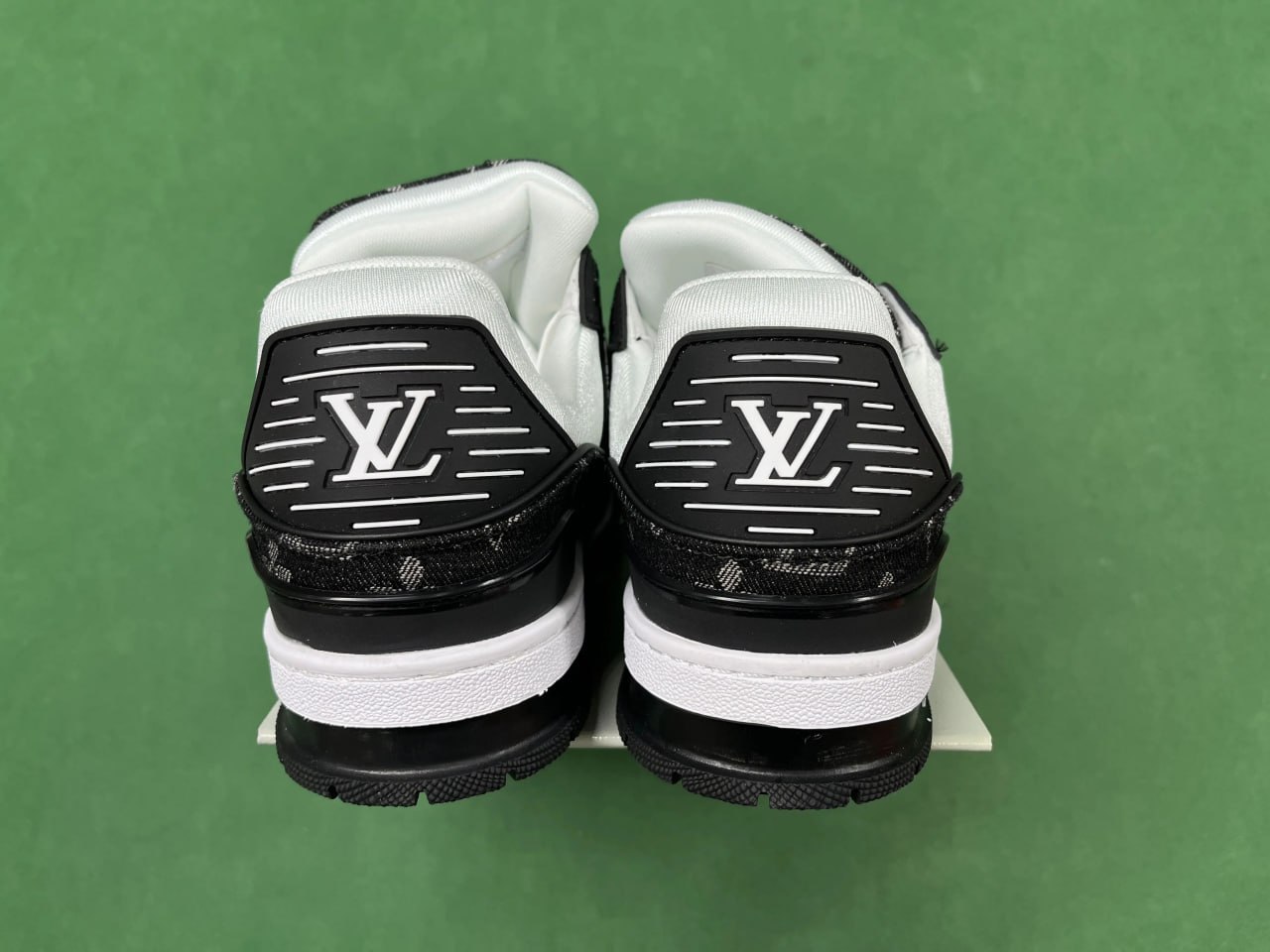 Louis Vuitton B22 Sneakers [33 styles]