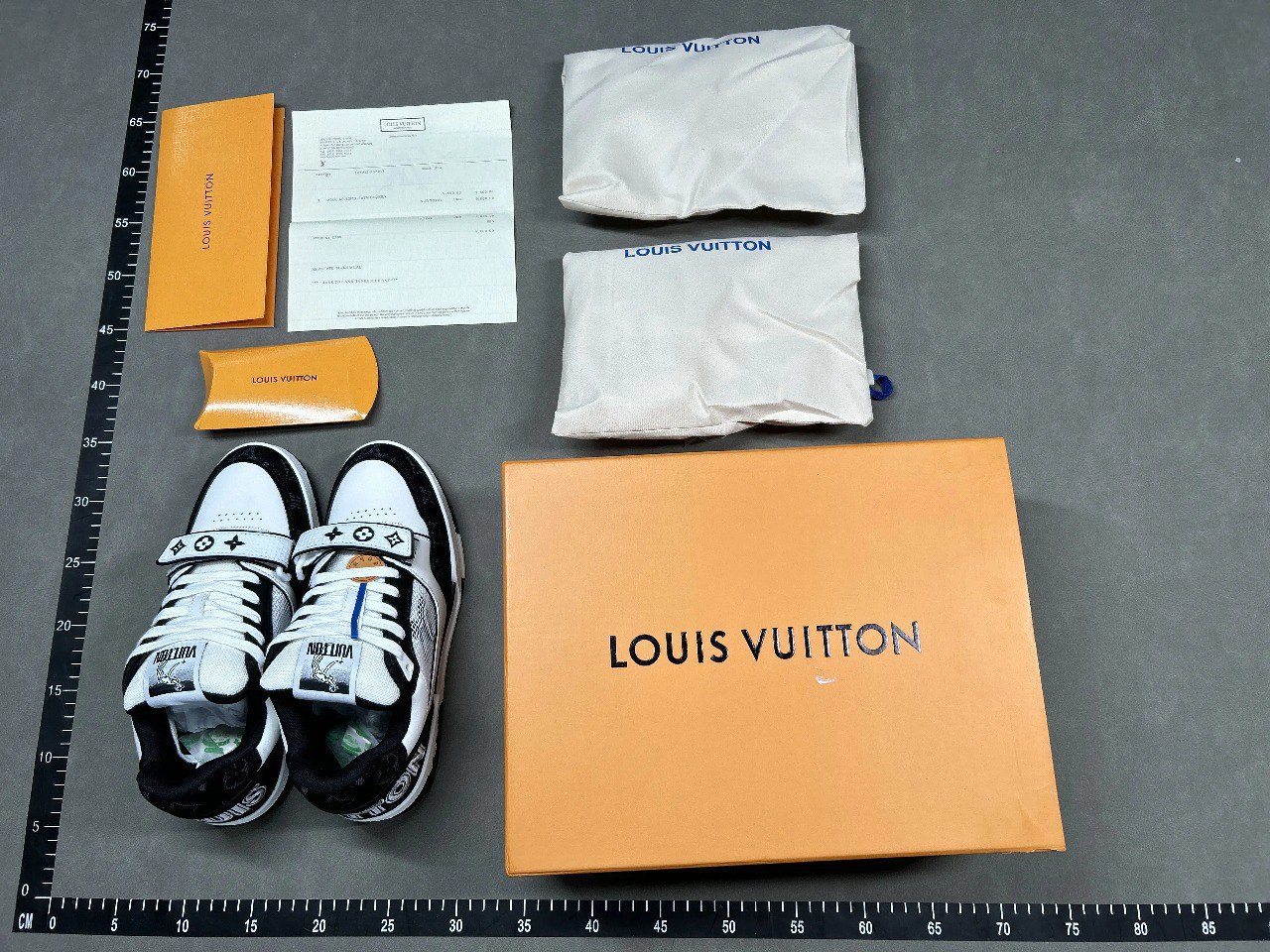 Louis Vuitton B22 Sneakers [40 styles]