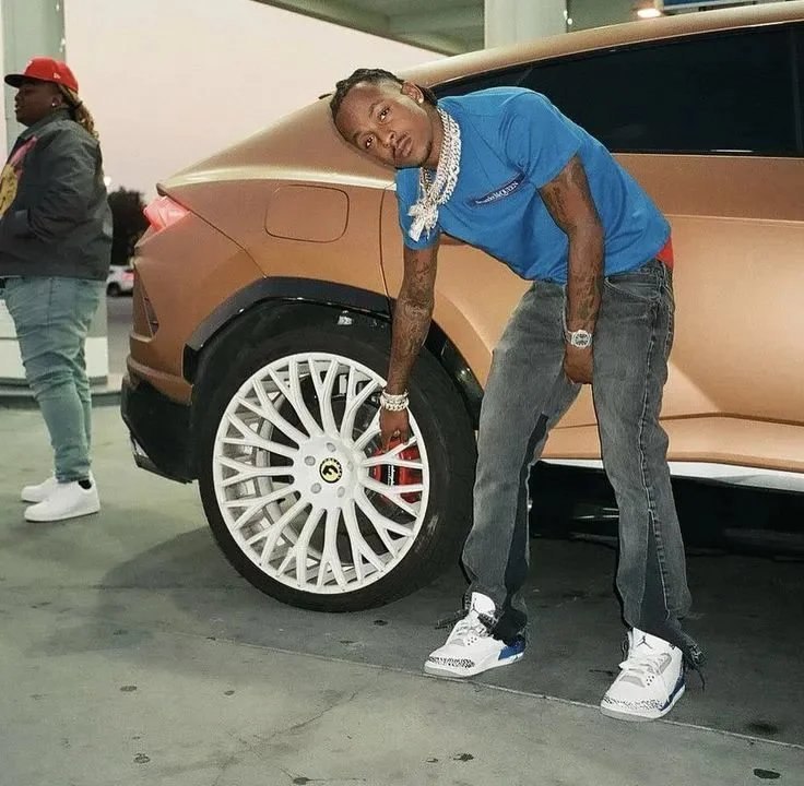 Black Distressed Denim Pants [25 styles]