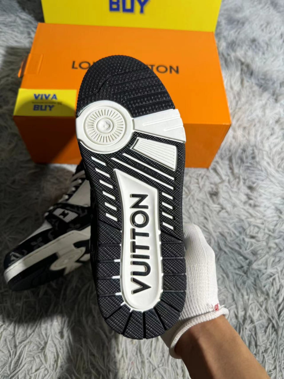 Louis Vuitton B22 Sneakers